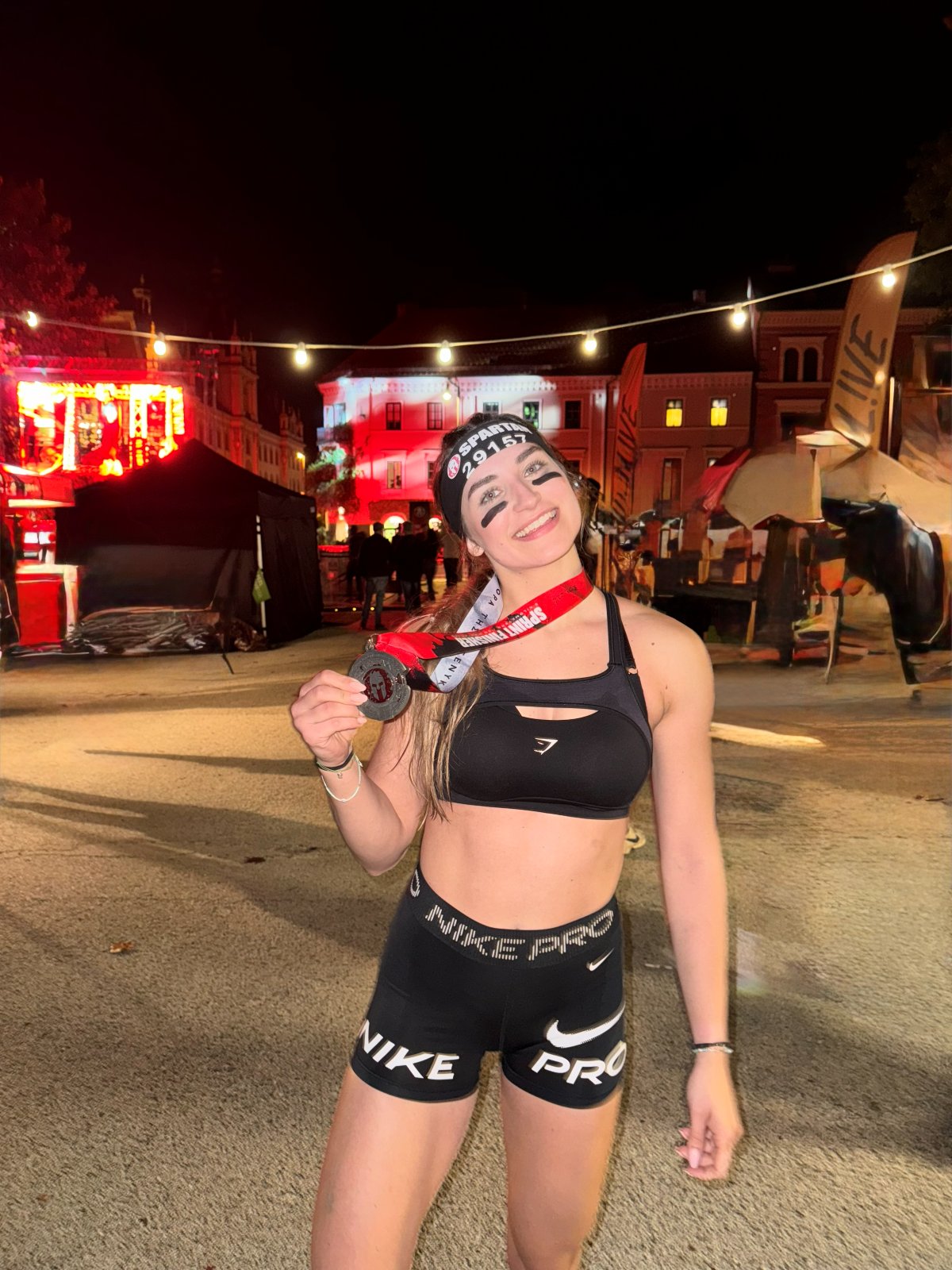 Rebeka Pintarić s ponosom pokazuje osvojenu Spartan Race medalju